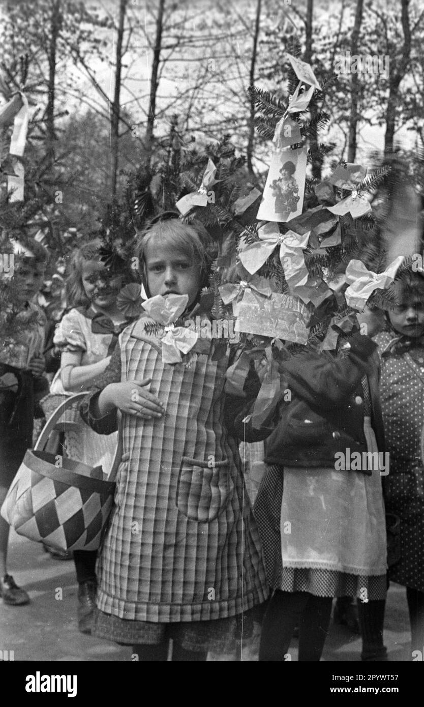 Bambini in un festival nazionale del costume, probabilmente a Woelfelsdorf, l'odierna Wilkanow, nella bassa Slesia. Foto Stock