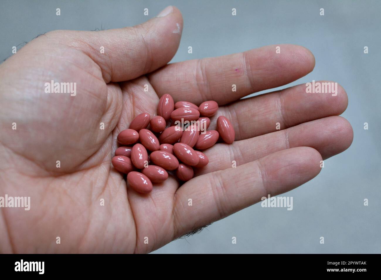 Pillole mediche, compresse, capsule trattamento o rimedio per malattie, abuso di droghe, abuso, combattere pensieri suicidi, tentativi, concetto di tossicodipendenza, s Foto Stock