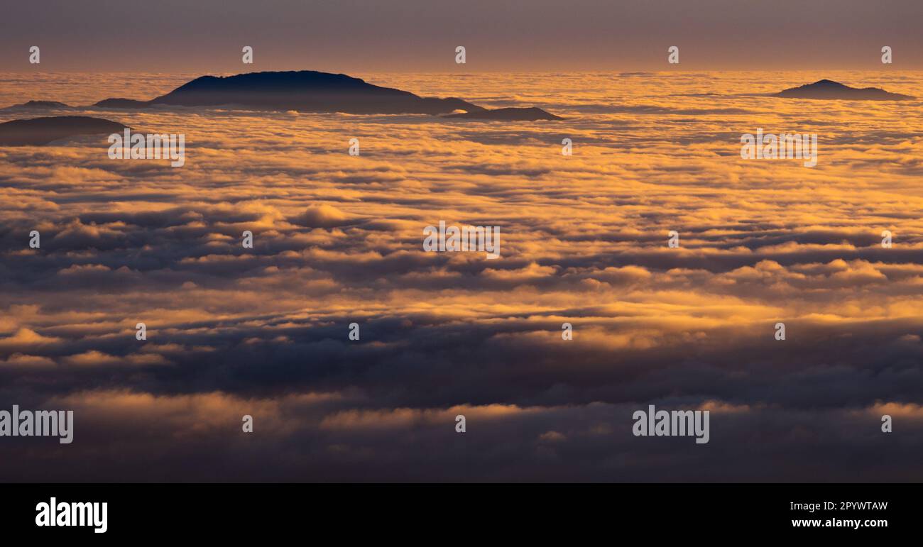 Tramonto su Terminillo, dove nuvole e picchi si incontrano. Foto Stock