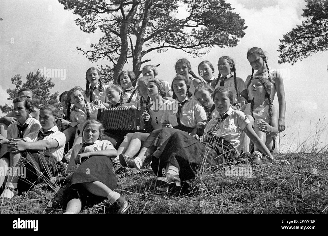 Le ragazze suonano musica nel campo estivo del BDM a Karlshagen. Foto non datata intorno al 1937. Foto Stock