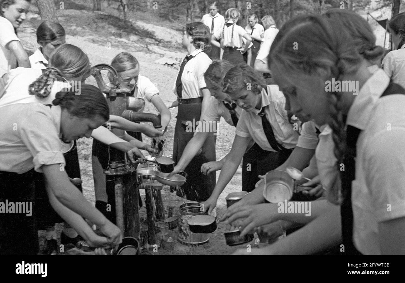 Ragazze nel campo estivo del Bund Deutscher Maedel a Karlshagen che sciacquano i loro piatti. Foto non datata intorno al 1937. Foto Stock
