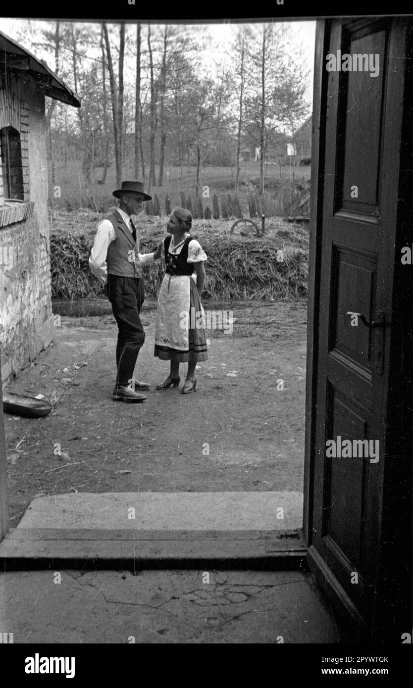 Una giovane coppia in un cortile a Woelfelsdorf, oggi Wilkanow nella bassa Slesia. Foto Stock