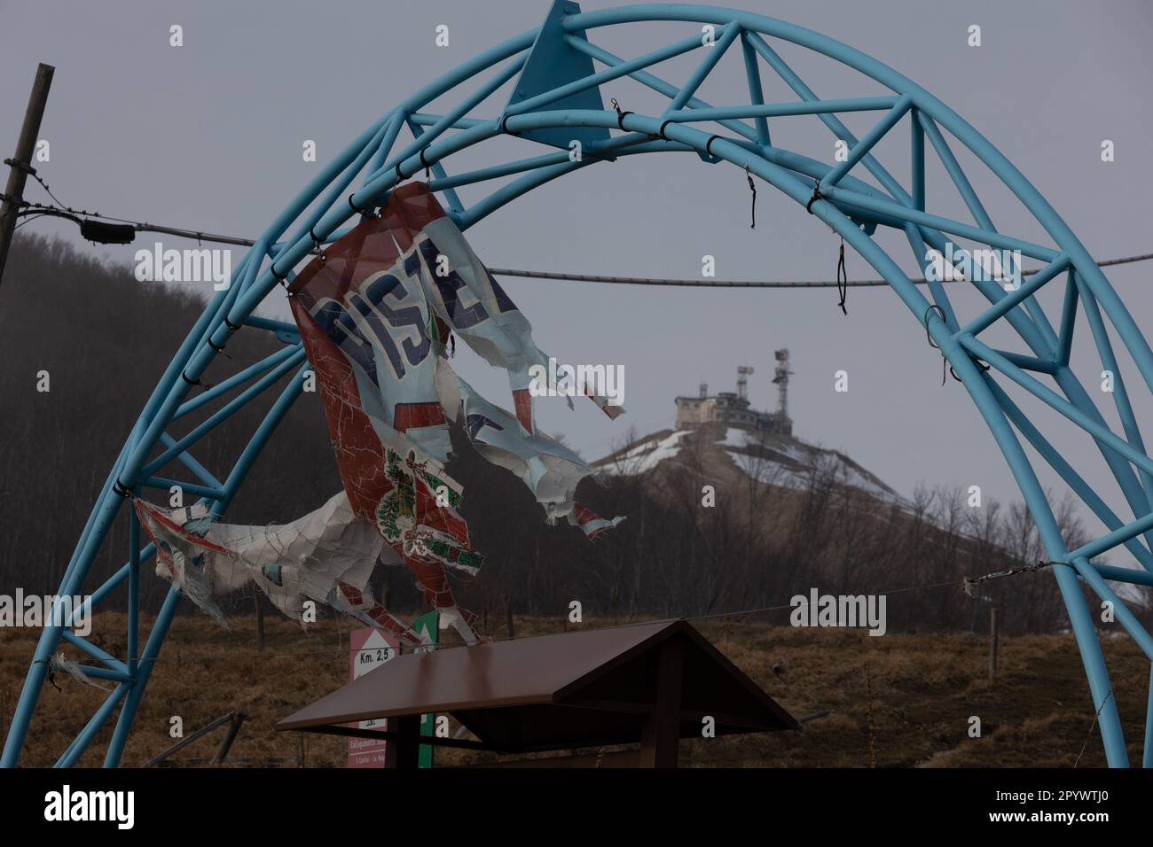 Lo striscione frantumato sventola al tramonto con Monte Terminilluccio in lontananza Foto Stock