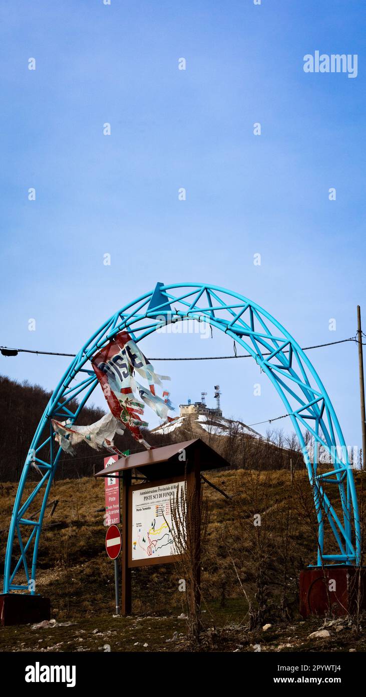 Lo striscione frantumato sventola al tramonto con Monte Terminilluccio in lontananza Foto Stock