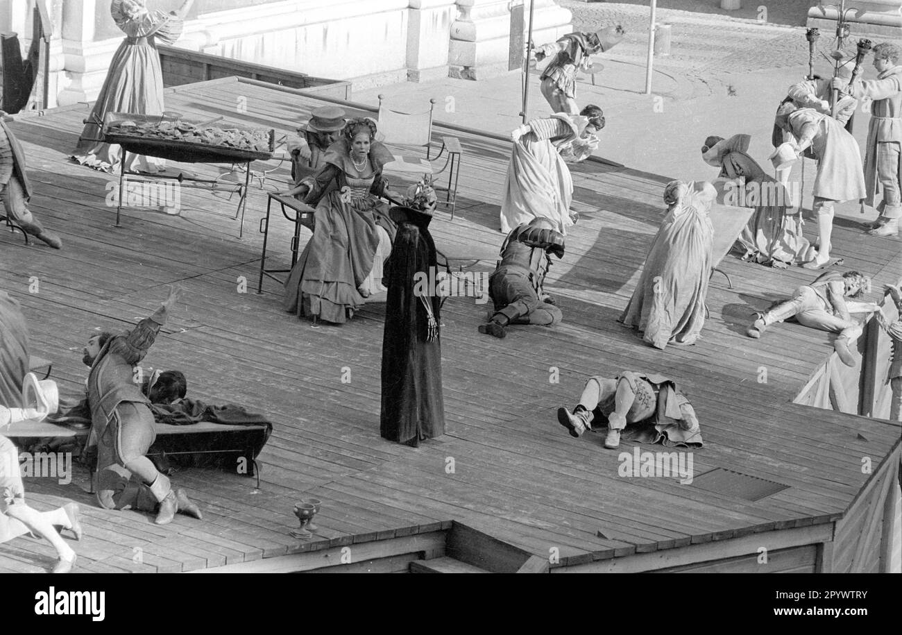 «Prestazioni di ''Jedermann. Das Spiel vom Sterben des Reichen Mannes''' (''Everyman. The Play About the Death of the Rich Man'') al Festival di Salisburgo in Piazza Duomo. Nel 1971 la morte viene interpretata dall'attore svizzero Peter Arend." Foto Stock