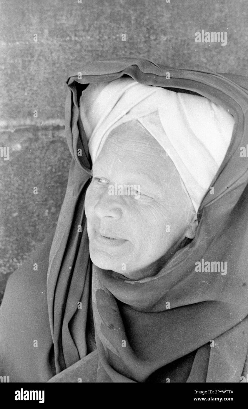 'Attrice dietro le quinte alla performance di ''Jedermann. Das Spiel vom Sterben des Reichen Mannes''' (''Everyman. The Play About the Death of the Rich Man'') al Salzbug Festival in Piazza della Cattedrale.' Foto Stock