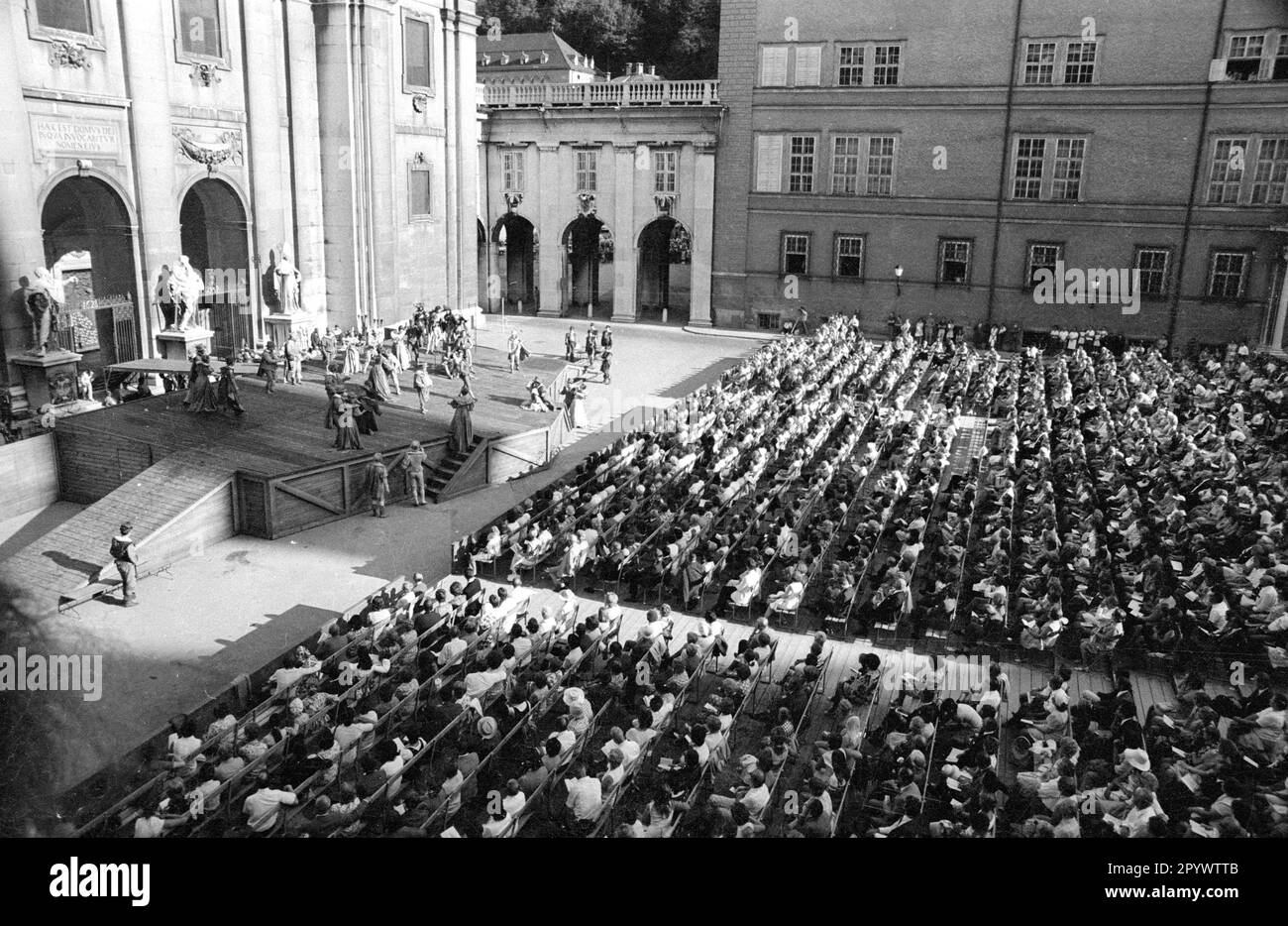«Prestazioni di ''Jedermann. Das Spiel vom Sterben des Reichen Mannes''' (''Everyman. The Play About the Death of the Rich Man'') al Salzbug Festival in Piazza della Cattedrale.' Foto Stock