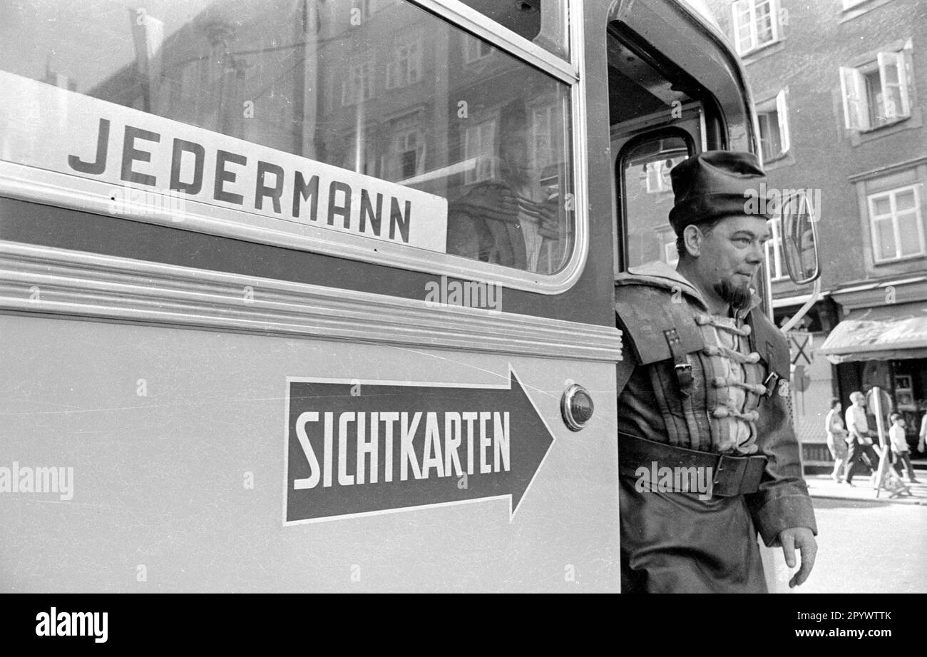 'In questo autobus sono venduti biglietti per lo spettacolo di ''Jedermann. Das Spiel vom Sterben des Reichen Mannes'' (''Everyman. The Play About the Death of the Rich Man') al Festival di Salisburgo. ' Foto Stock