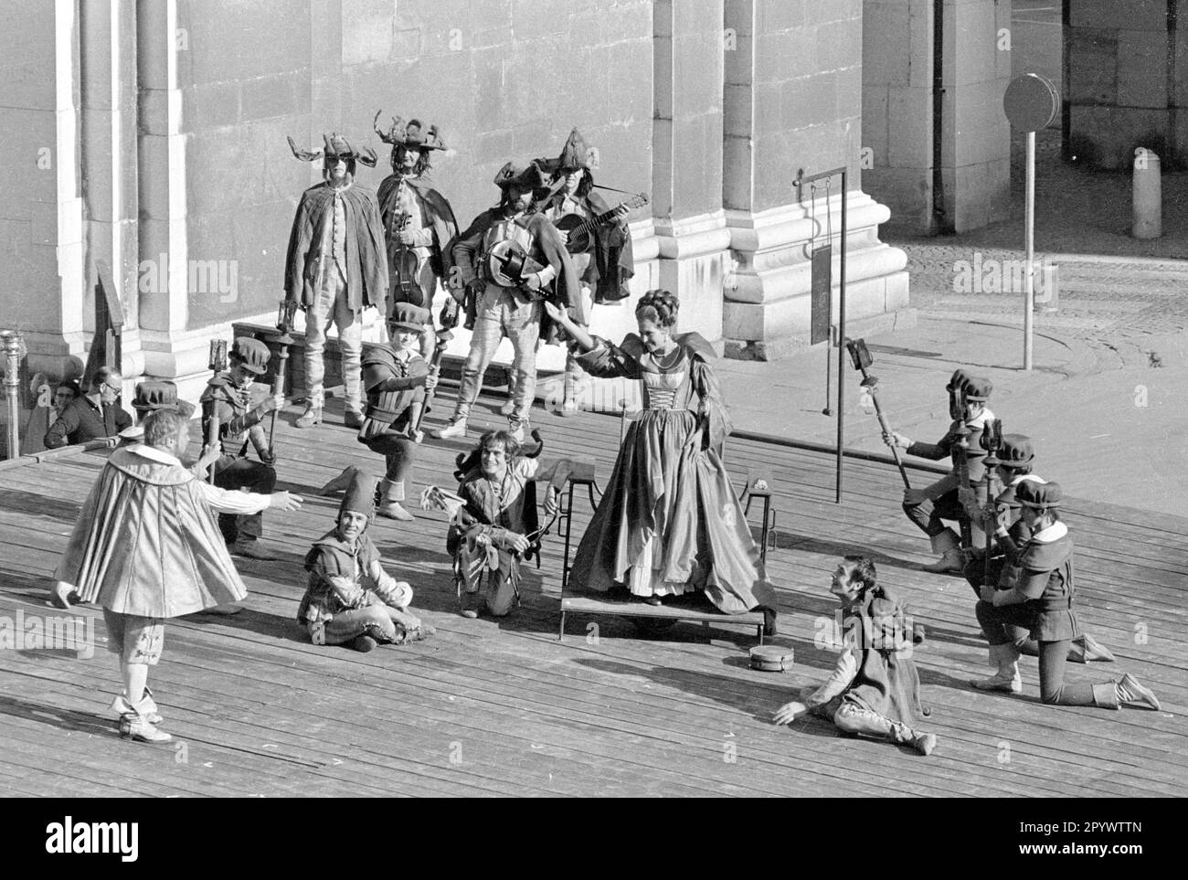 «Prestazioni di ''Jedermann. Das Spiel vom Sterben des Reichen Mannes''' (''Everyman. The Play About the Death of the Rich Man'') al Salzbug Festival in Piazza della Cattedrale.' Foto Stock