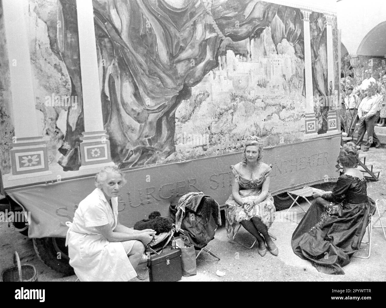 Artisti del Salzburg Street Theater dietro il vagone del teatro durante uno spettacolo. Foto Stock