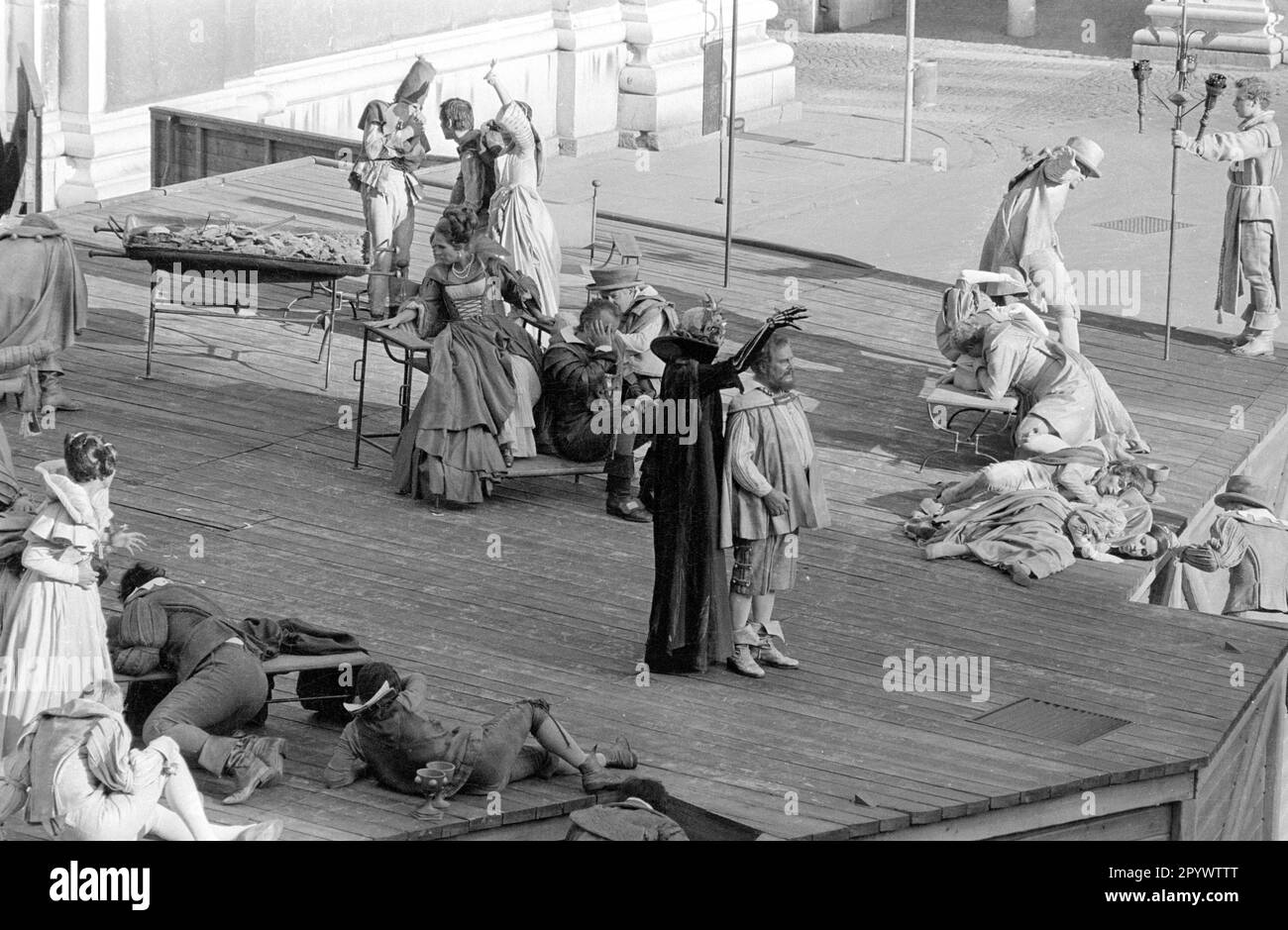 «Prestazioni di ''Jedermann. Das Spiel vom Sterben des Reichen Mannes''' (''Everyman. The Play About the Death of the Rich Man'') al Salzbug Festival in Piazza Duomo. Nel 1971 l'attore svizzero Peter Arens suonò la ''morte'' e l'attore tedesco Ernst Schroeder la ''Everyman''. Foto Stock