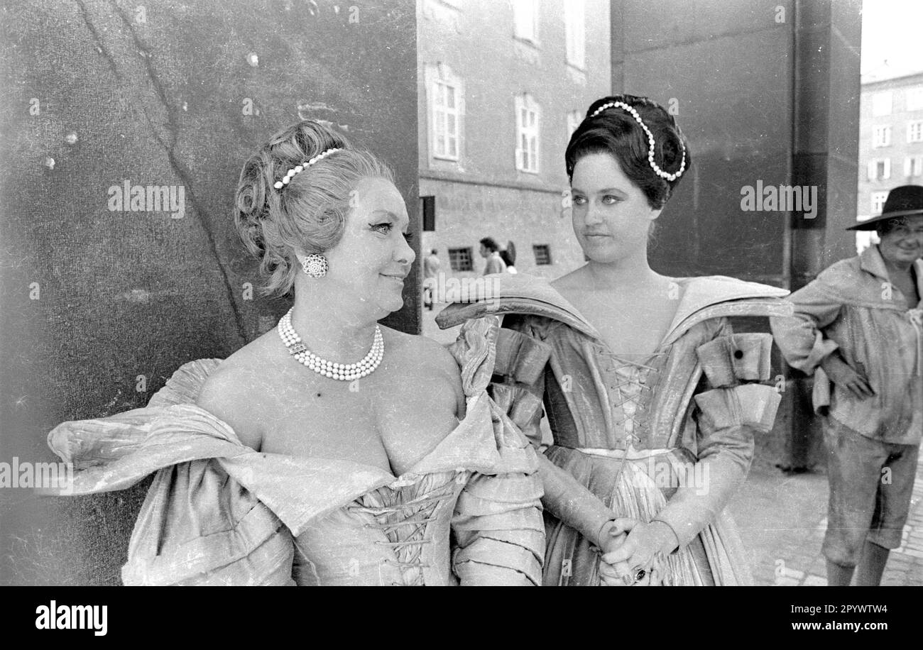 'Attres dietro le quinte alla performance di ''Jedermann. Das Spiel vom Sterben des Reichen Mannes''' (''Everyman. The Play About the Death of the Rich Man'') al Salzbug Festival in Piazza della Cattedrale.' Foto Stock