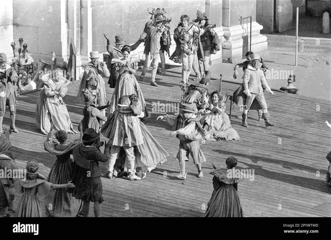 «Prestazioni di ''Jedermann. Das Spiel vom Sterben des Reichen Mannes''' (''Everyman. The Play About the Death of the Rich Man'') al Salzbug Festival in Piazza della Cattedrale.' Foto Stock
