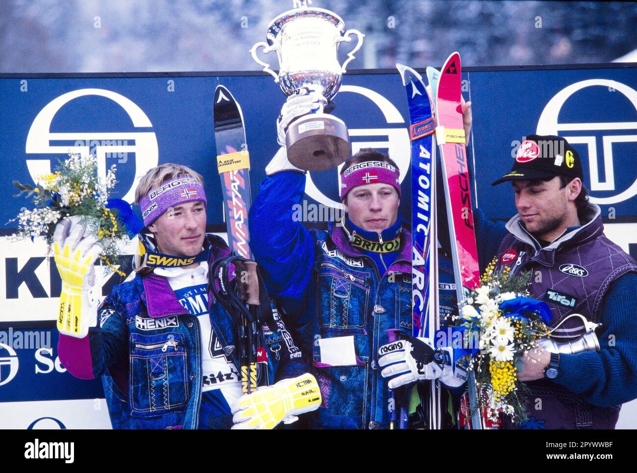 Coppa del mondo di sci alpino 1993/1994 cerimonia di premiazione Kitzbuehel combinazione 16.01.1994 Kjetil Andre AAMODT Lasse KJUS (Norvegia), Guenther MADER (Austria flnr) FOTO: WEREK Press Picture Agency xxNOxMODELxRELEASExx [traduzione automatica]- AUSTRIA OUT Foto Stock