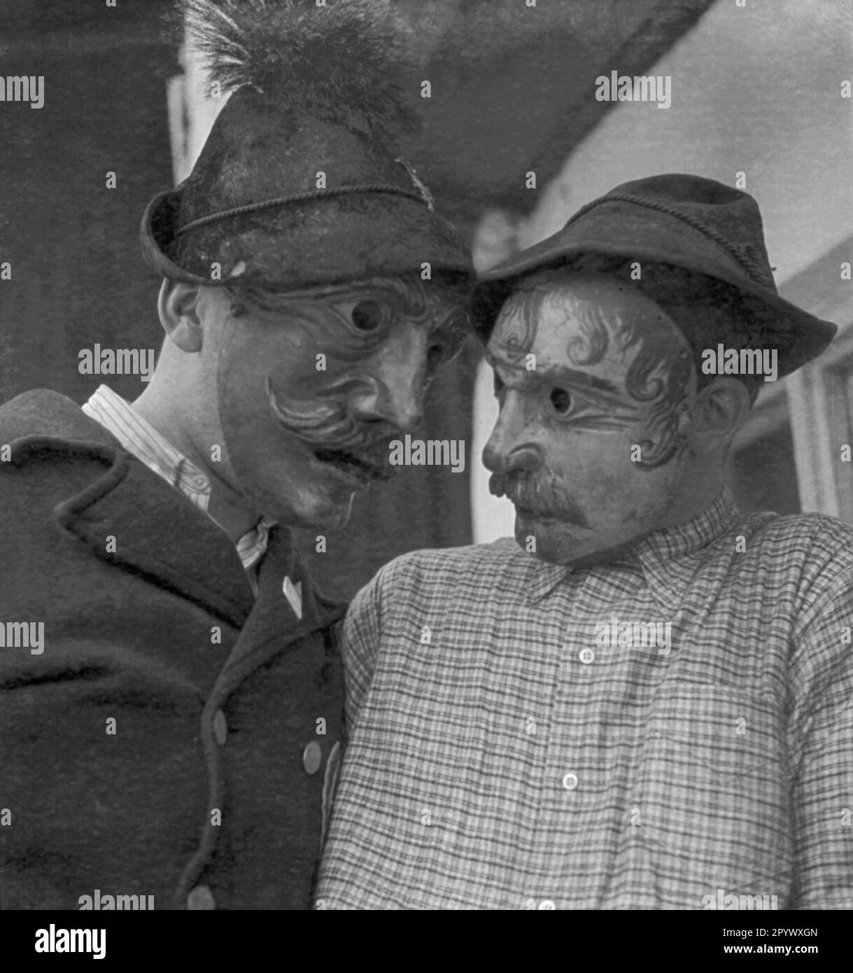 Due uomini con maschere in legno intagliate a mano in alta Baviera (quadro non datato). Foto Stock