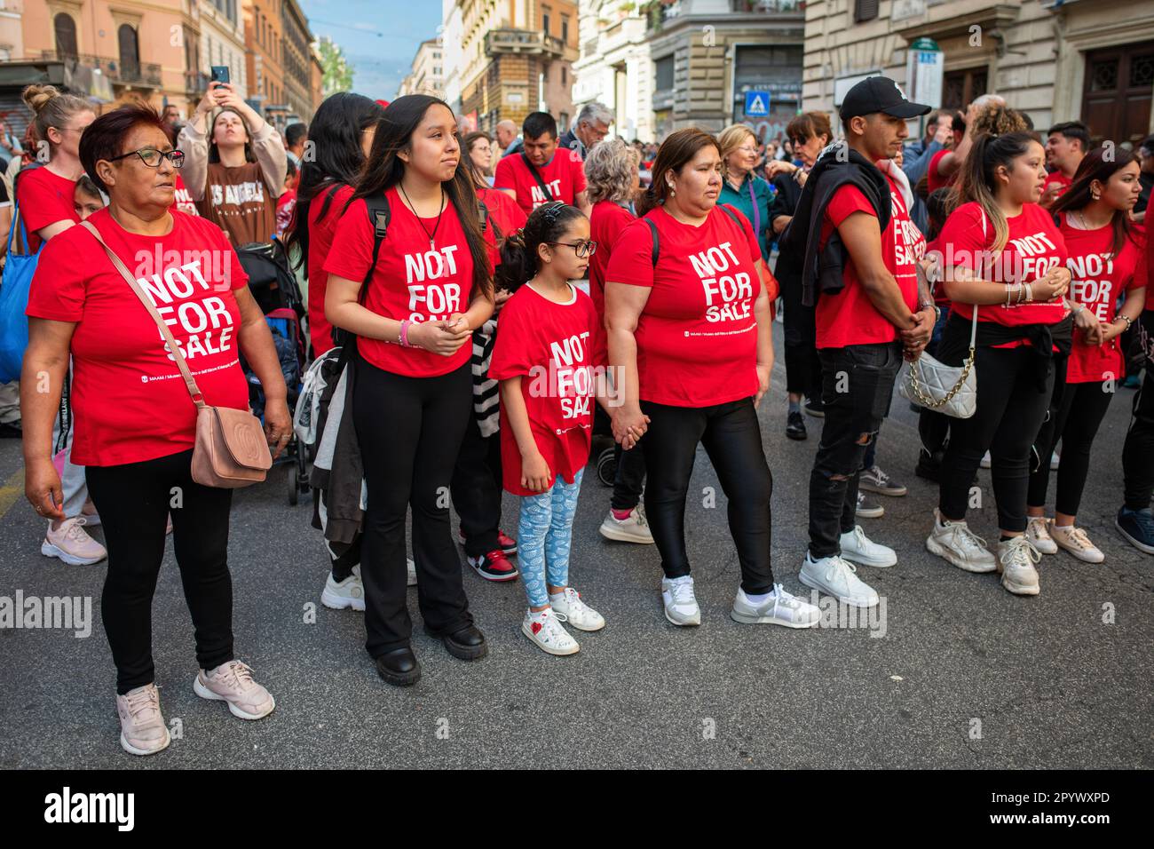 Durante la dimostrazione, i manifestanti si sono vestiti di magliette rosse  "non in vendita". "Non in vendita, la città appartiene a coloro che vi  abitano" è lo slogan della manifestazione organizzata dai