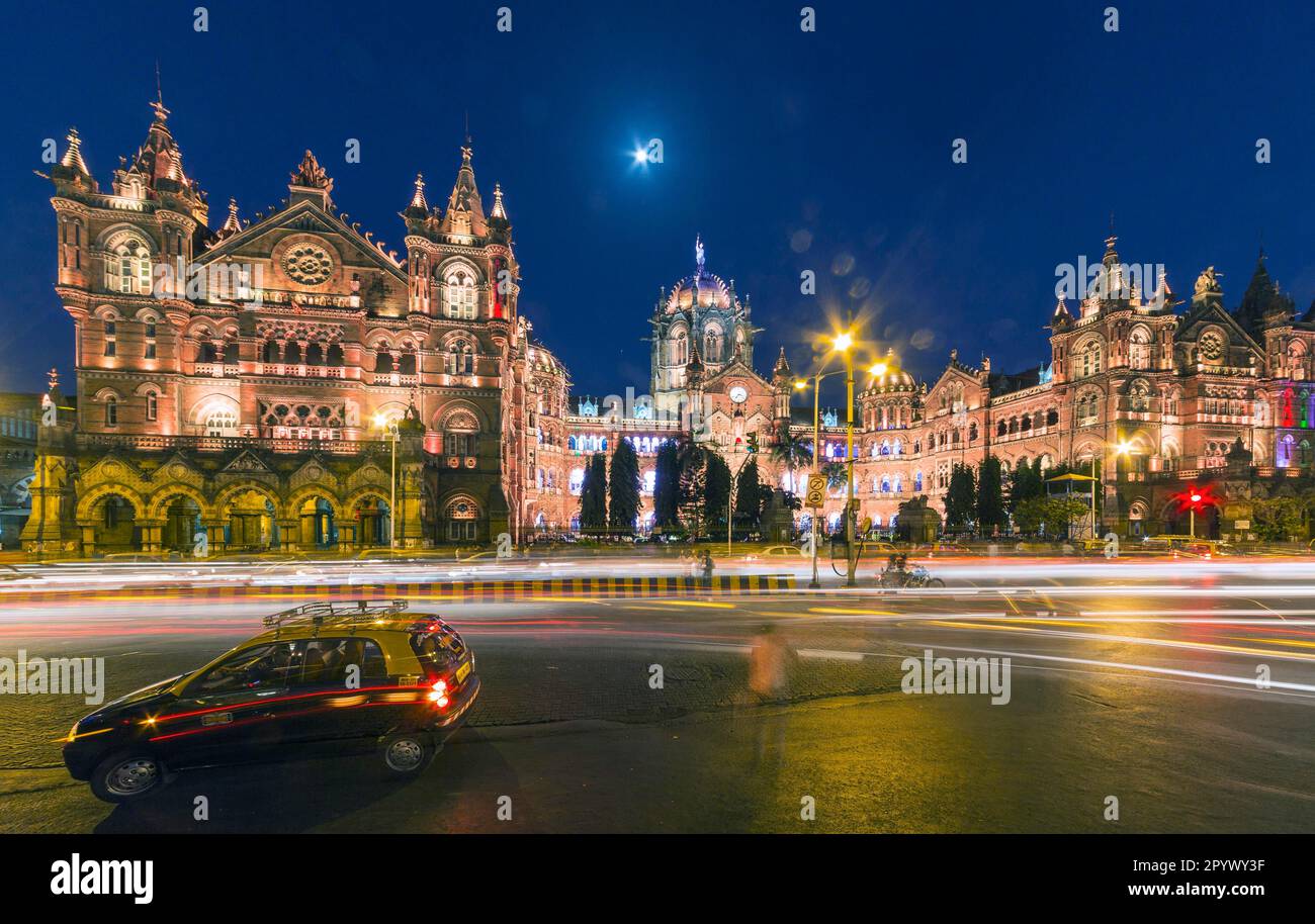 Chhatrapati Shivaji Terminus, CST, l'ex Victoria Terminus di notte, vista esterna di una delle stazioni ferroviarie più trafficate del mondo, l'UNESCO Foto Stock