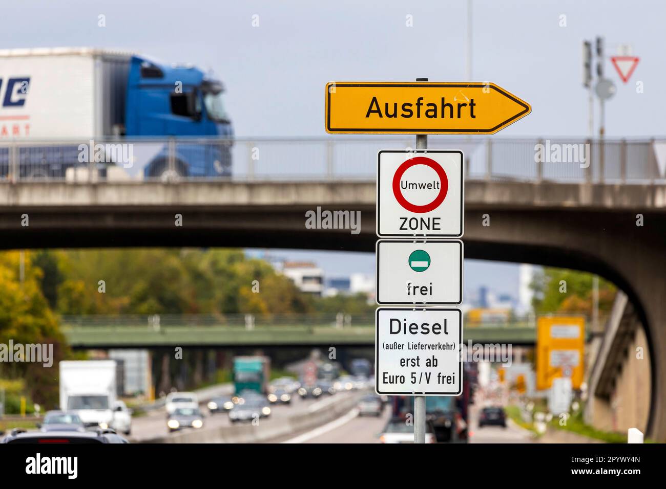 Zona a basse emissioni, divieto di ingresso per i veicoli diesel peggiore di euro 5, cartello di divieto sulla strada federale B10 vicino Stoccarda, Baden-Wuerttemberg Foto Stock