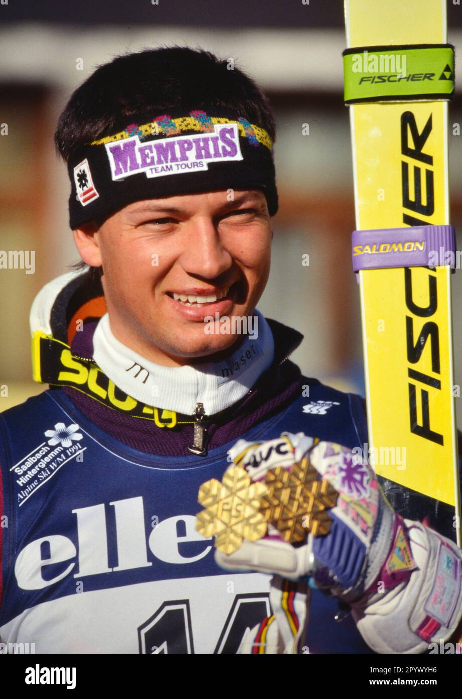 SCI ALPIN STAGIONE 90/91 WM 1991 Saalbach-Hinterglemm Super G uomini 23.01.1991 Stephan EBERHARTER ( AUT ) presenta le sue medaglie. XxNOxMODELxRELEASExx [traduzione automatica]- AUSTRIA OUT Foto Stock