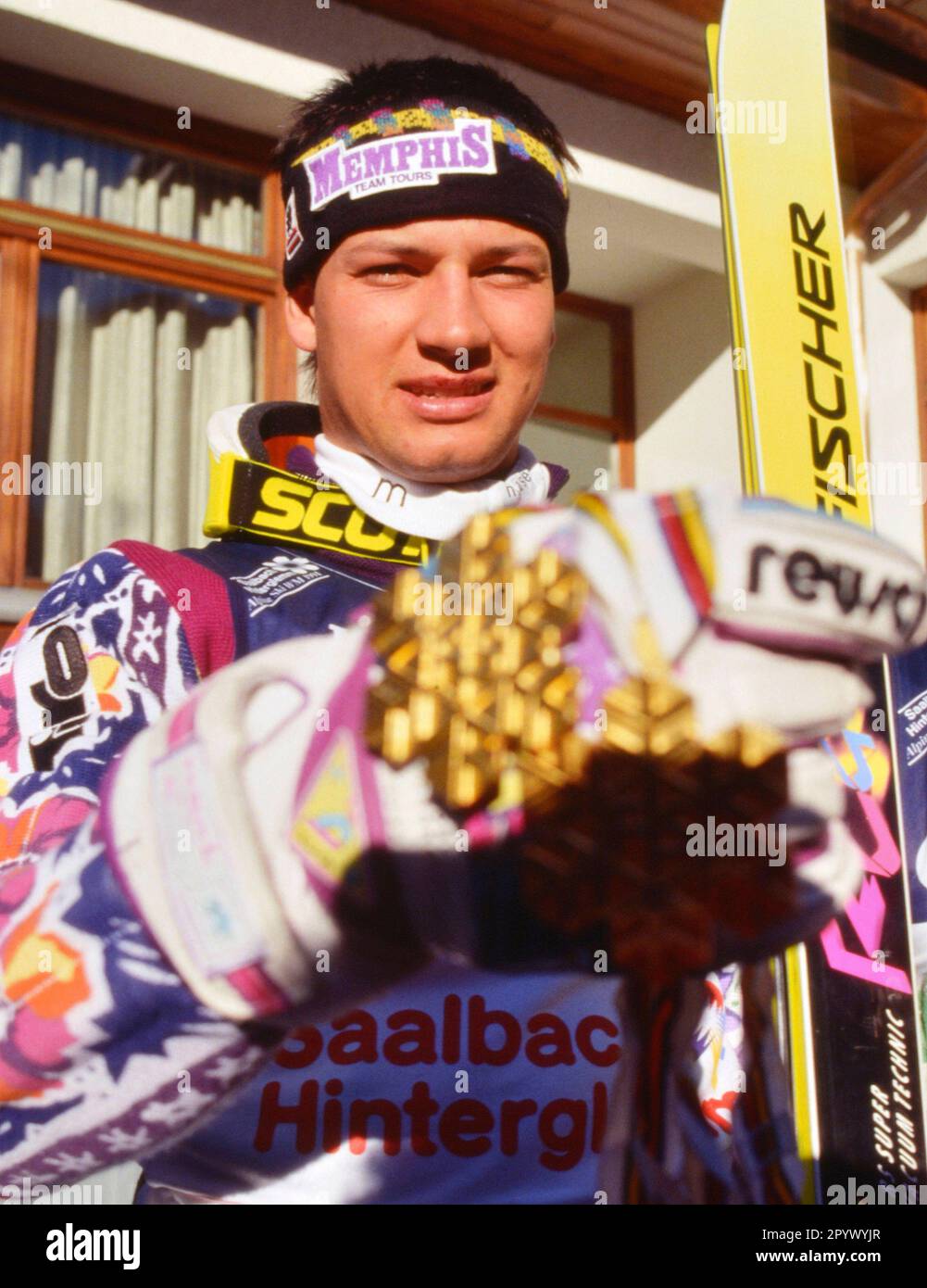 SCI ALPIN STAGIONE 90/91 WM 1991 Saalbach-Hinterglemm Super G uomini 23.01.1991 Stephan EBERHARTER ( AUT ) presenta le sue medaglie. XxNOxMODELxRELEASExx [traduzione automatica]- AUSTRIA OUT Foto Stock
