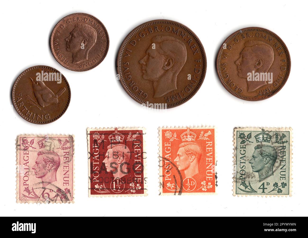 Monete e francobolli vintage del regno di re Giorgio VI isolati su uno sfondo bianco. Foto Stock