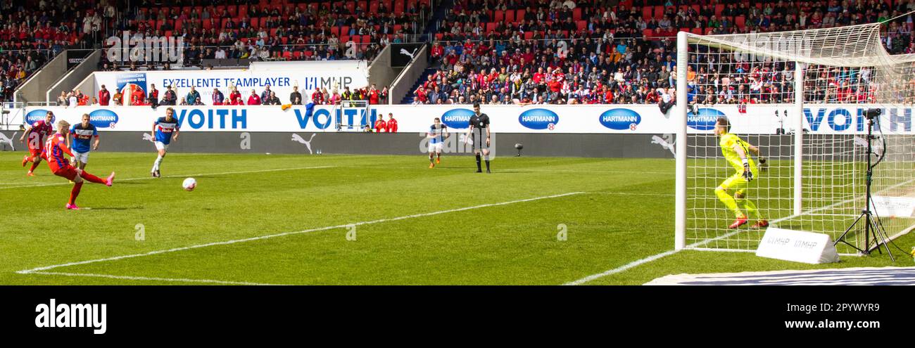 Jan-Niklas BESTE (1.FC Heidenheim) proprio davanti al calcio di punizione per 3:0 Foto Stock