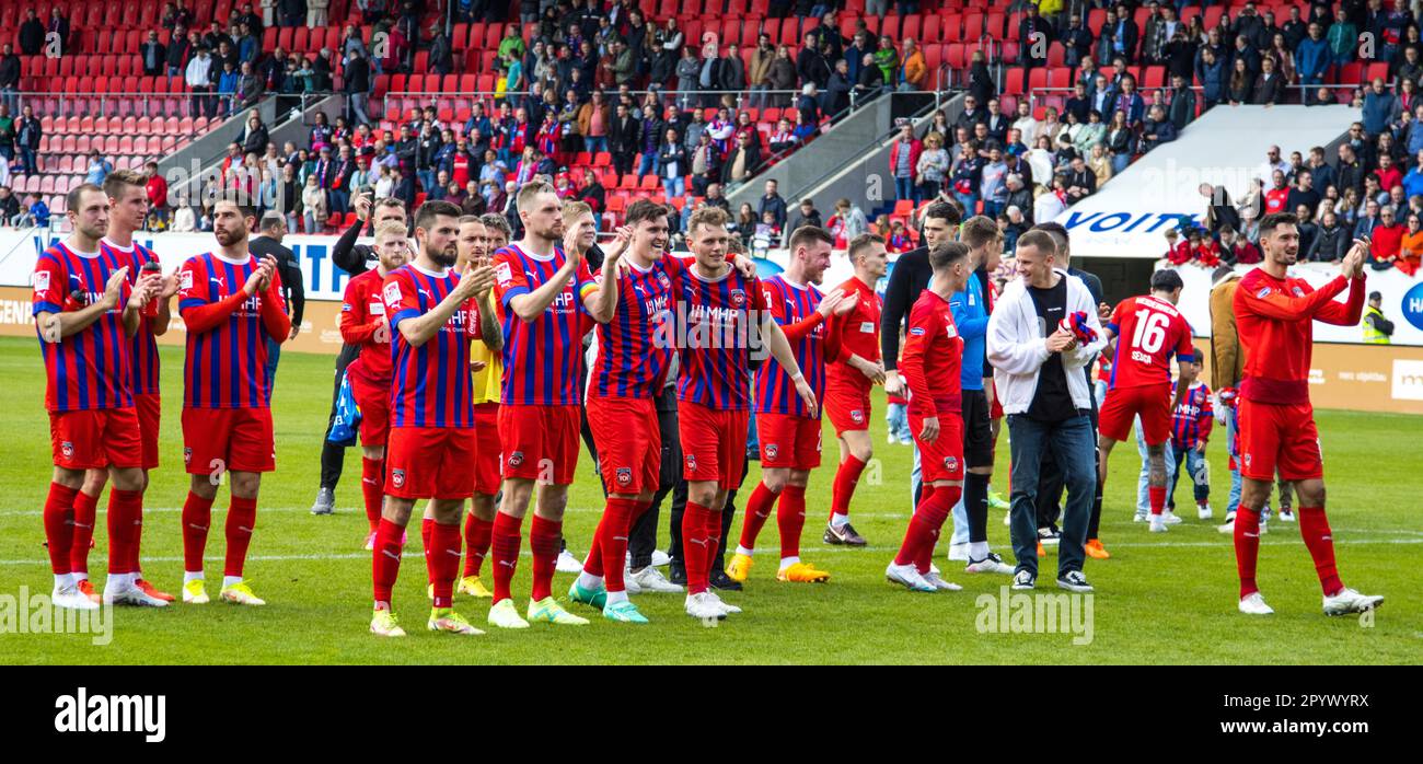 Il team della 1.FC Heidenheim celebra la vittoria 3:0 nella curva dei tifosi Foto Stock