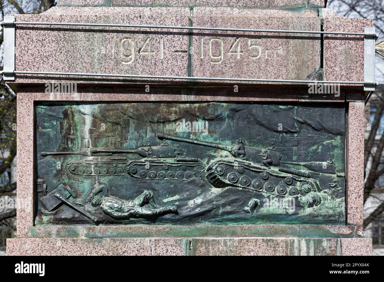 Targa di bronzo con soldati sovietici, battaglia carri armati 1945, carri armati sovietici, Memoriale ai soldati dell'Armata Rossa morti nella seconda guerra mondiale Foto Stock