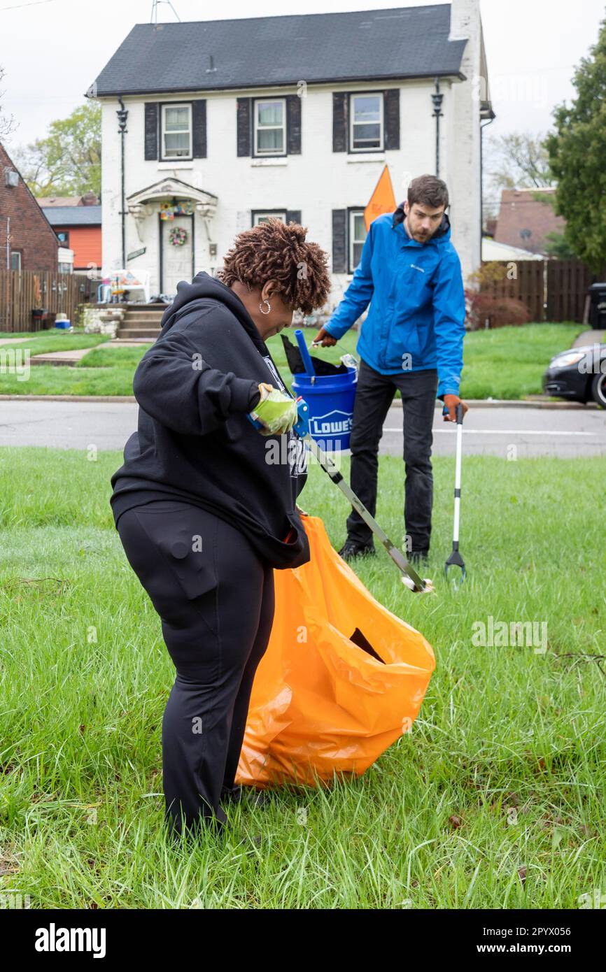 Detroit, Michigan, Volontarii della Morningside Community Organization puliscono la cucciolata da una strada nel loro quartiere Foto Stock