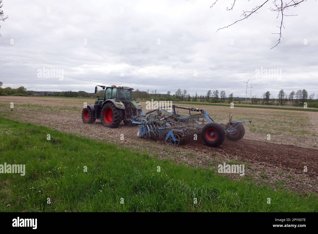 Landwirt bearbeitet ein Feld mit einer Scheibenegge, Niedersachsen, Deutschland, Oetzen Foto Stock