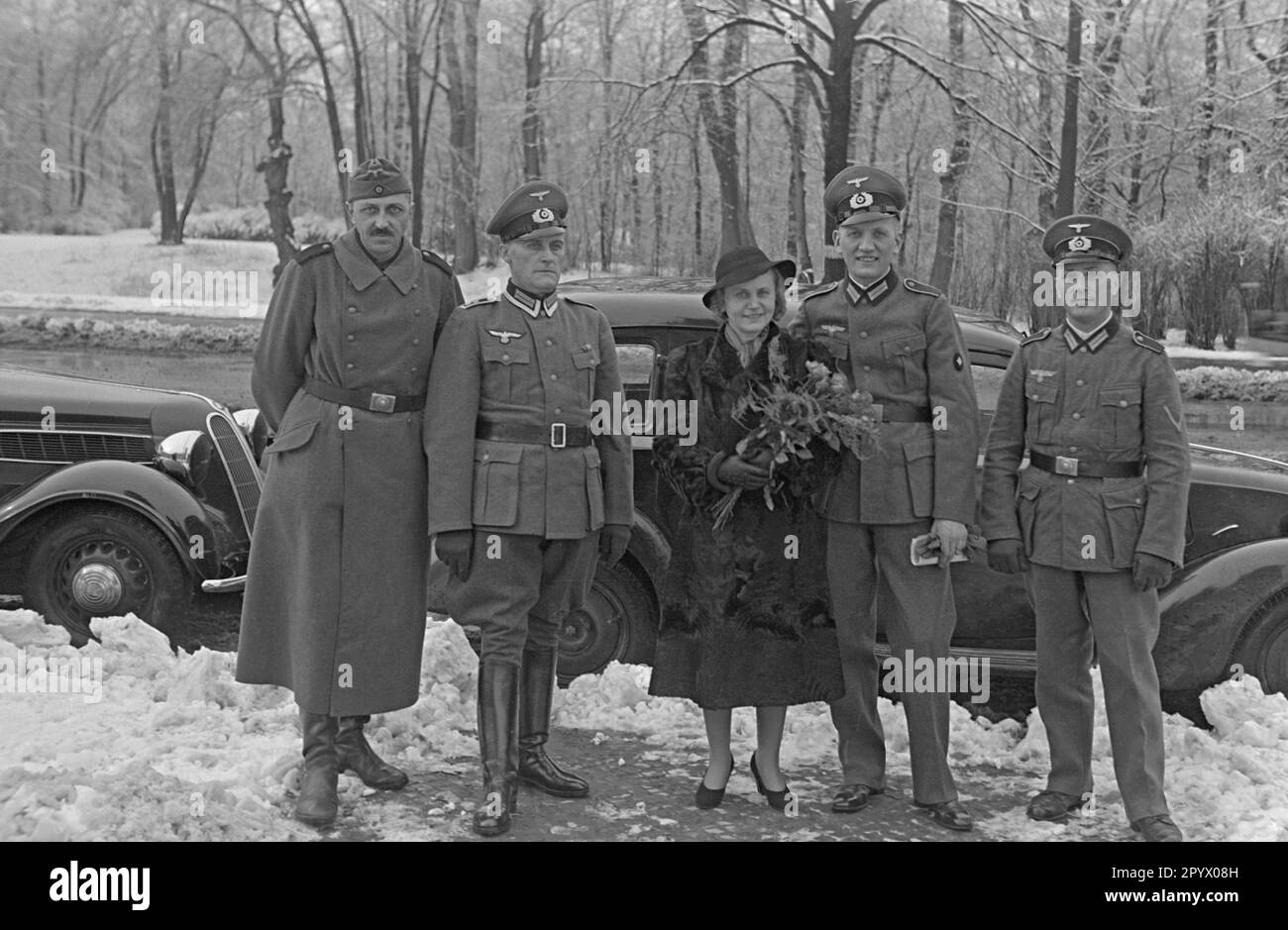 Un soldato tedesco con la moglie (al centro), con i suoi compagni, tra cui un sergente (2nd da sinistra). Il soldato indossa un abito uniforme di un'unità di fanteria con le insegne di rango di un Oberschuetze (capo fucile) e un cappello a punta. Foto Stock