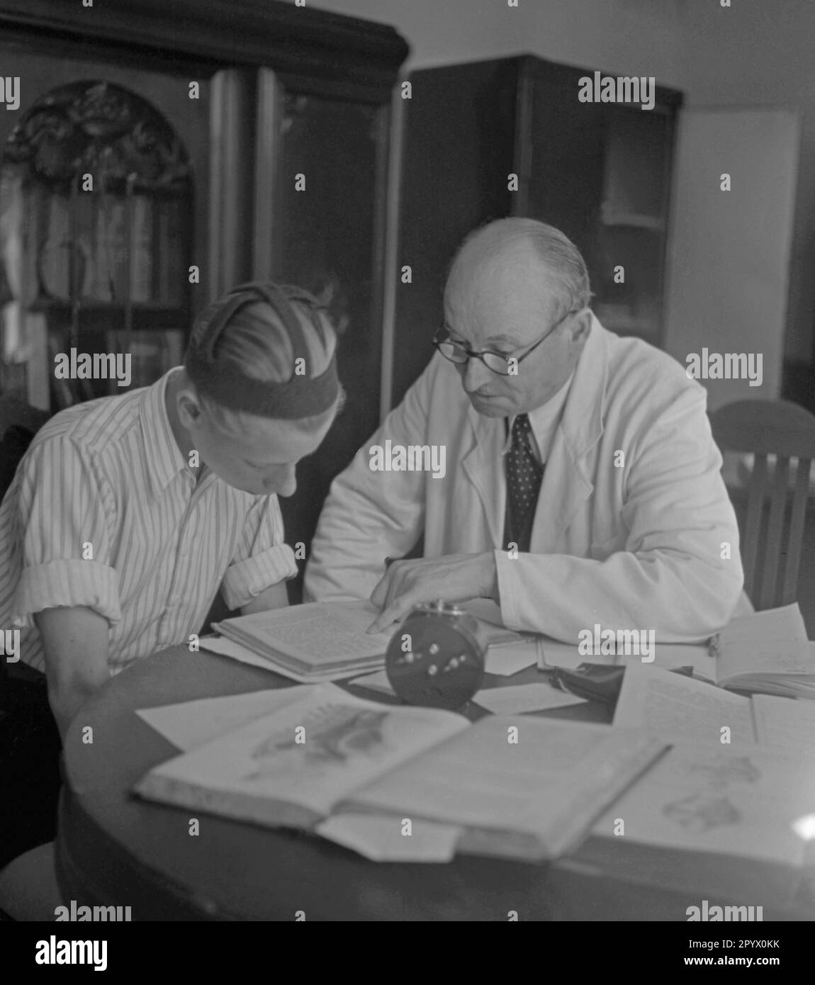 Insegnamento dei sordomuti per parlare. Foto Stock