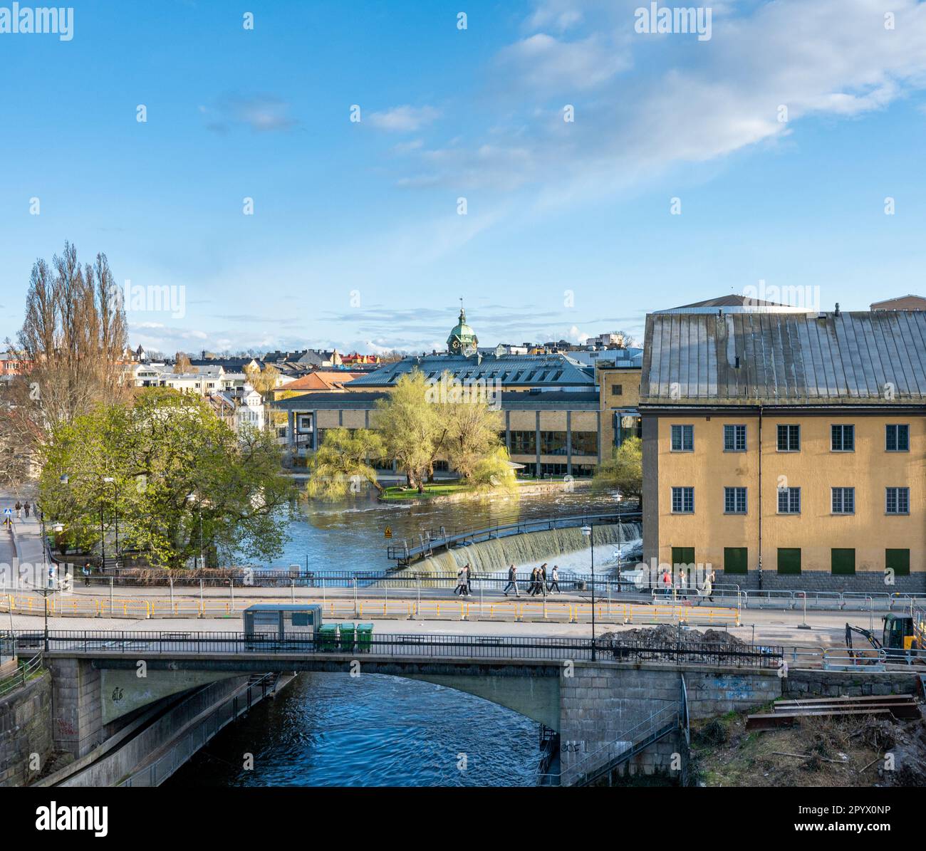 Vista aerea dalla Tower House verso il fiume Motala e il paesaggio industriale di Norrköping durante la primavera in Svezia Foto Stock