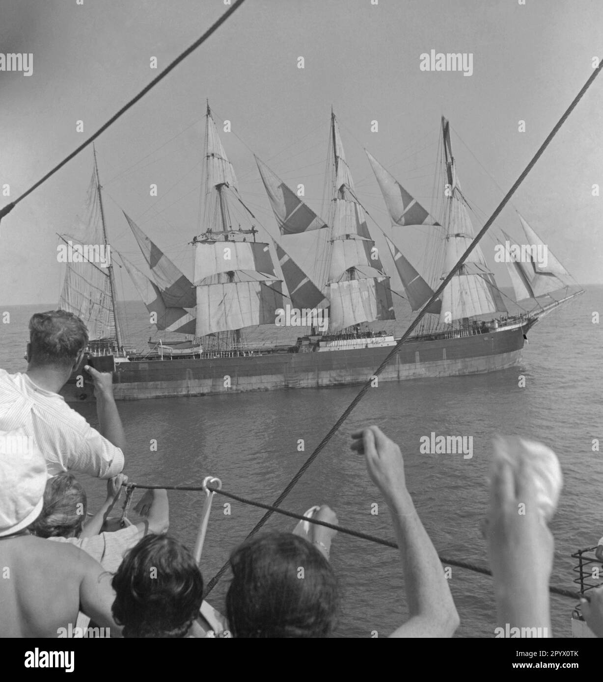 Le persone su una grande nave a vela salutano un'altra nave alta sull'Atlantico (colpo non datato). Foto Stock