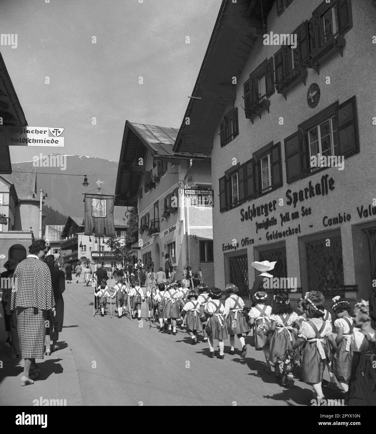 Ragazza in dirndl ad una processione. Foto Stock
