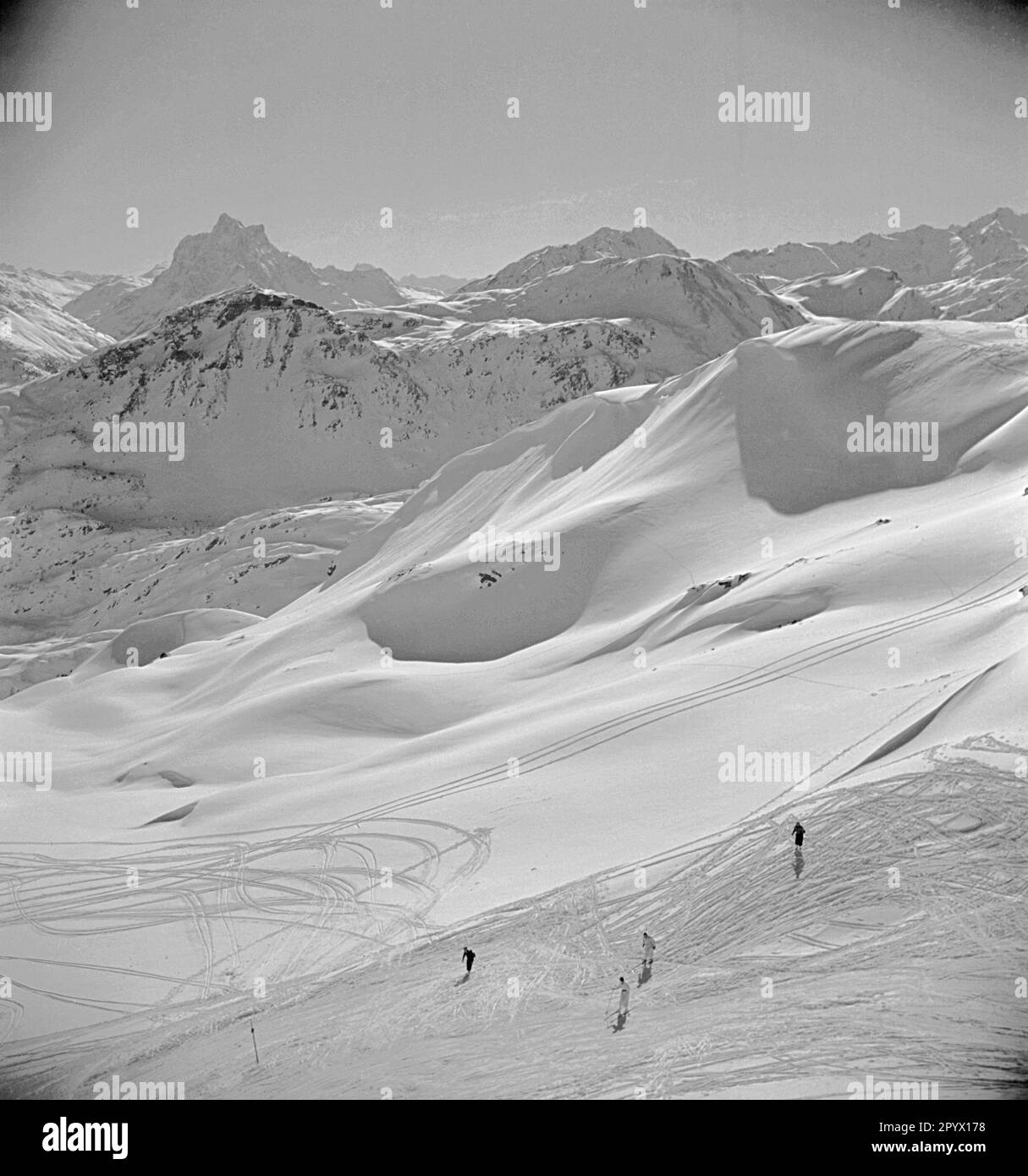 Vista panoramica di una stazione sciistica nelle Alpi tirolesi a metà degli anni '1930s. Foto Stock