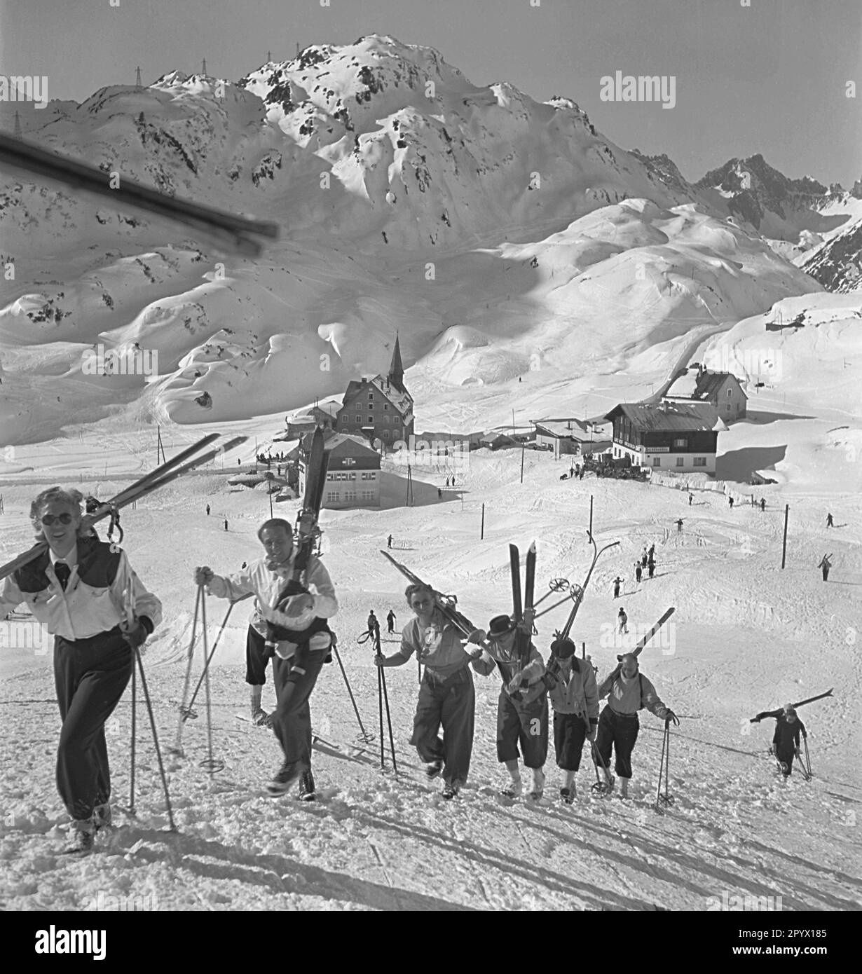 Un gruppo di sci sulla strada per una baita nelle Alpi tirolesi a metà degli anni '1930s. Foto Stock