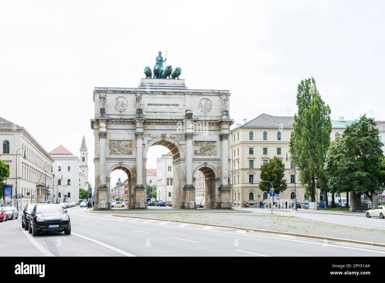 MONACO di BAVIERA, GERMANIA - 25 AGOSTO: Il Siegestor (porta della Vittoria) a Monaco di Baviera, Germania il 25 agosto 2014. Originariamente dedicato alla gloria dell'esercito è Foto Stock