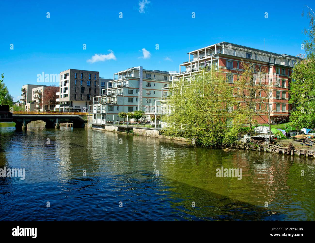 Casa di riposo e moderni edifici residenziali sul fiume Weisse Elster, Lipsia-Plagwitz, Lipsia, Sassonia, Germania Foto Stock