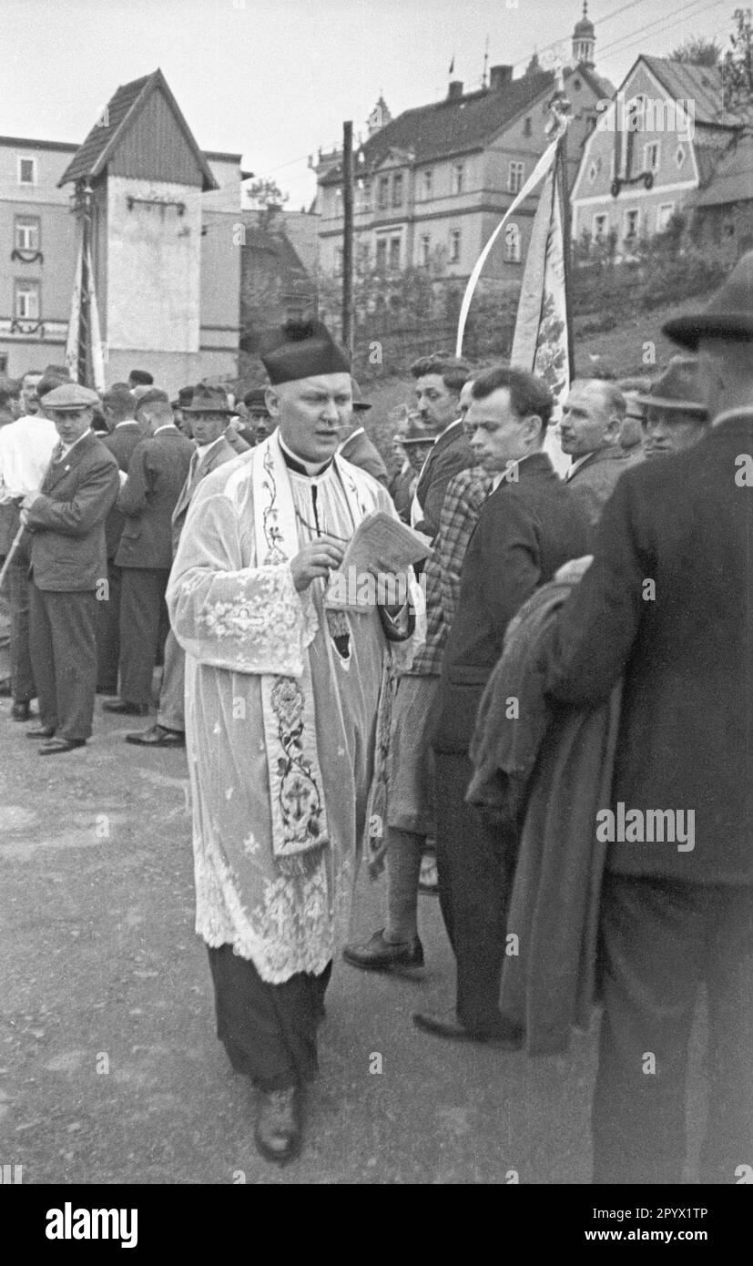 Durante la grande processione cattolica nella Silesiana Albendorf, il pastore parla con i membri della sua congregazione. Foto Stock