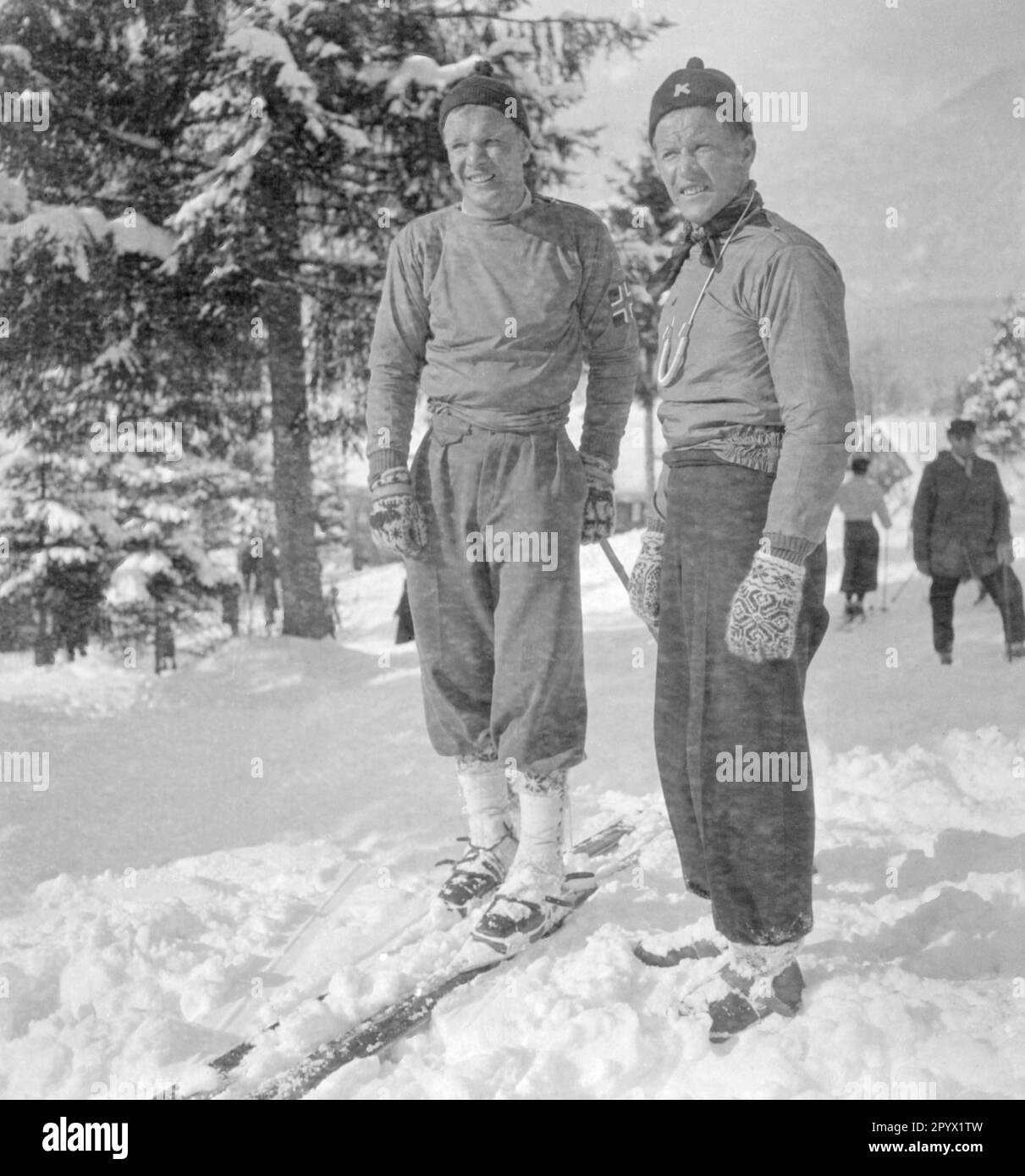 Due partecipanti ad una gara internazionale di sci a Garmisch. Il partecipante a sinistra viene ovviamente dall'Islanda. Foto non datata, probabilmente nell'inverno del 1933/1934. Foto Stock