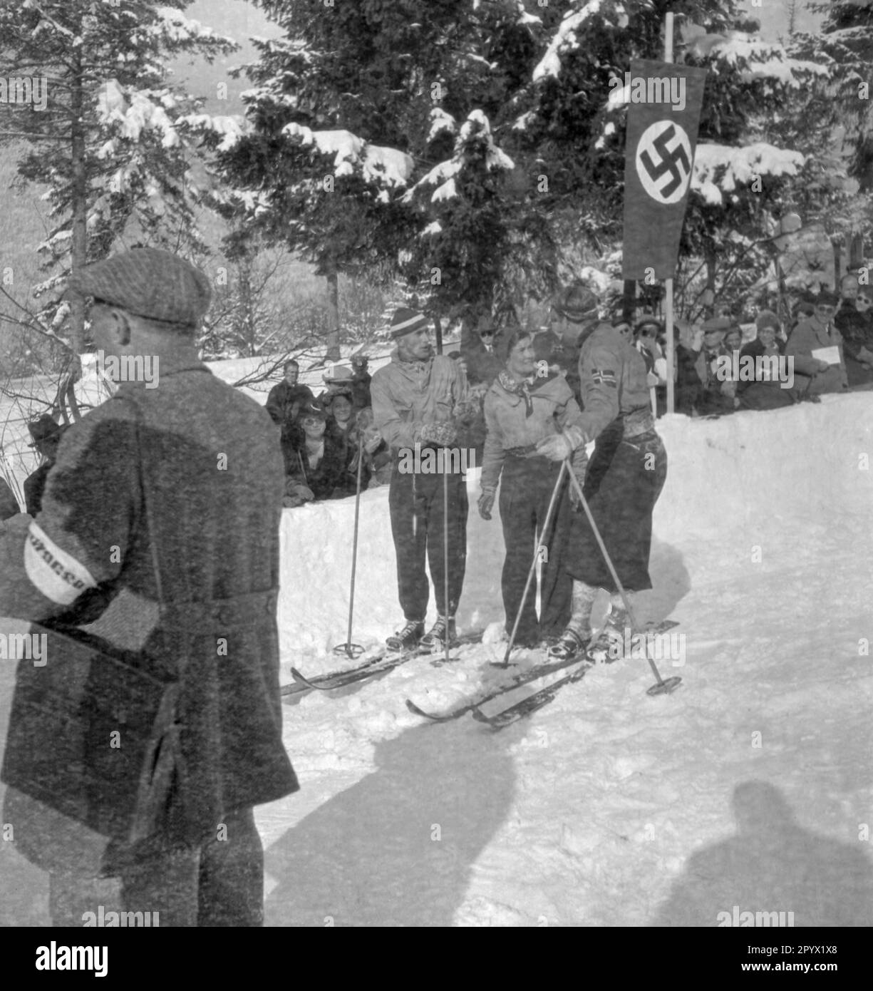 Tre atleti che parlano. Almeno uno dei tre gareggerà nel Torneo Internazionale d'Islanda. Foto non datata, probabilmente nell'inverno del 1933/1934. Foto Stock