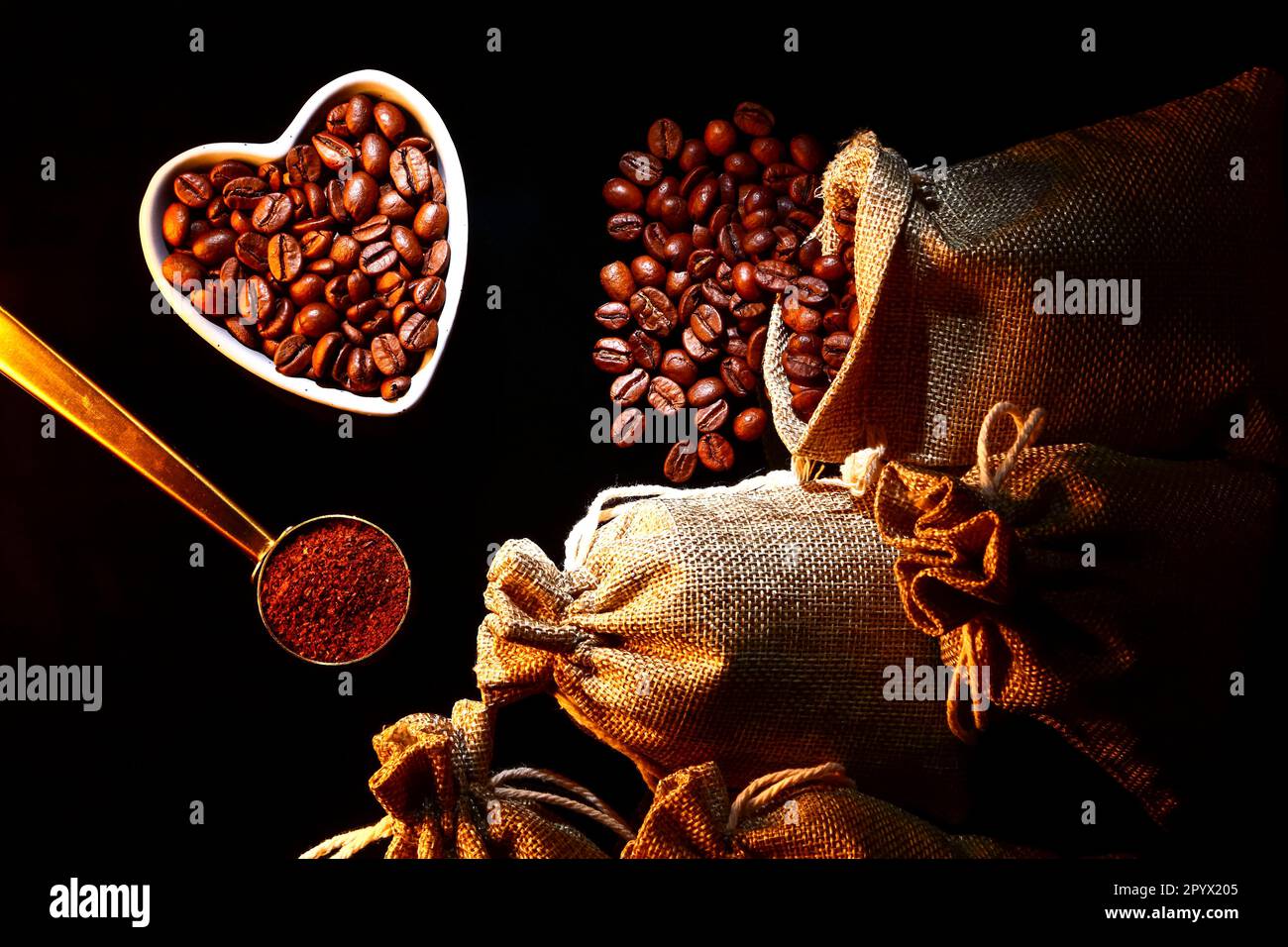 Chicchi di caffè crudo fresco isolati su vetro nero Foto Stock