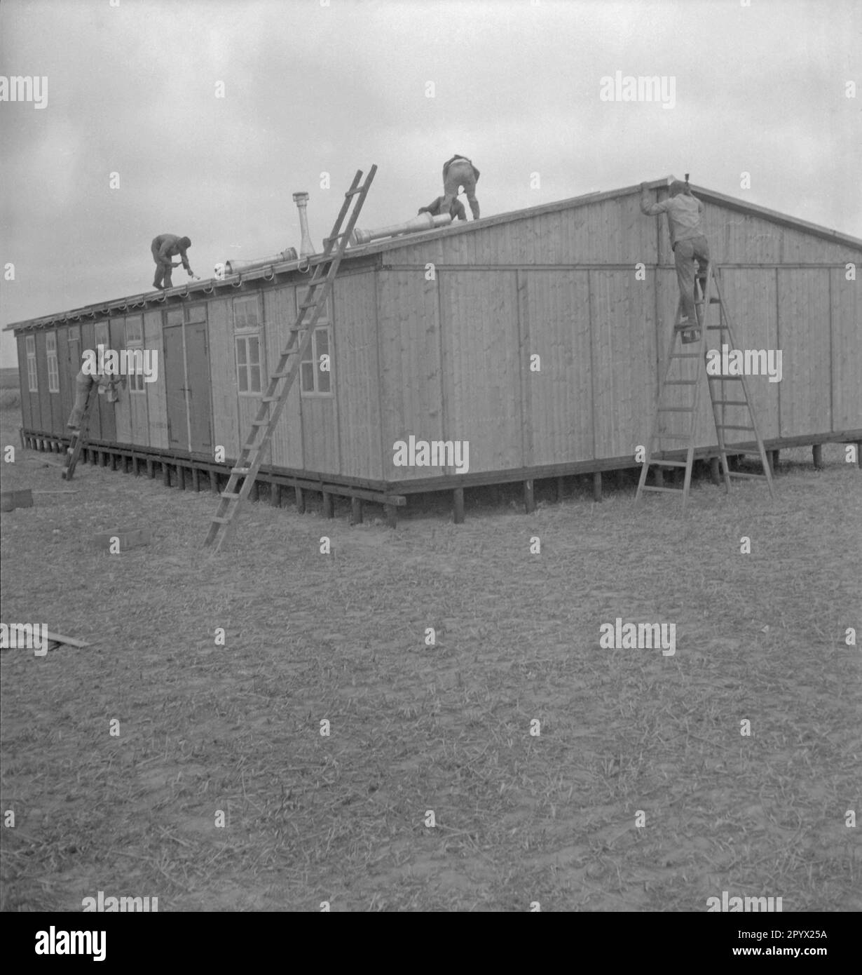 Costruzione di una baracca. Foto non datata, probabilmente nel 1934. [traduzione automatica] Foto Stock