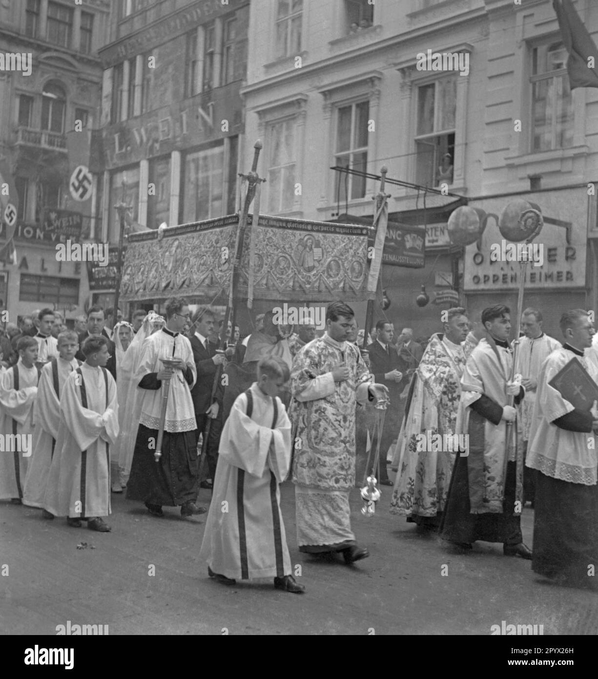 La processione del Corpus Domini attraversa le strade di Vienna. [traduzione  automatica] Foto stock - Alamy
