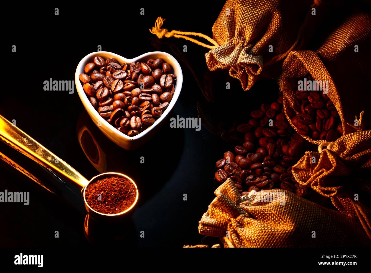 Chicchi di caffè crudo fresco isolati su vetro nero Foto Stock