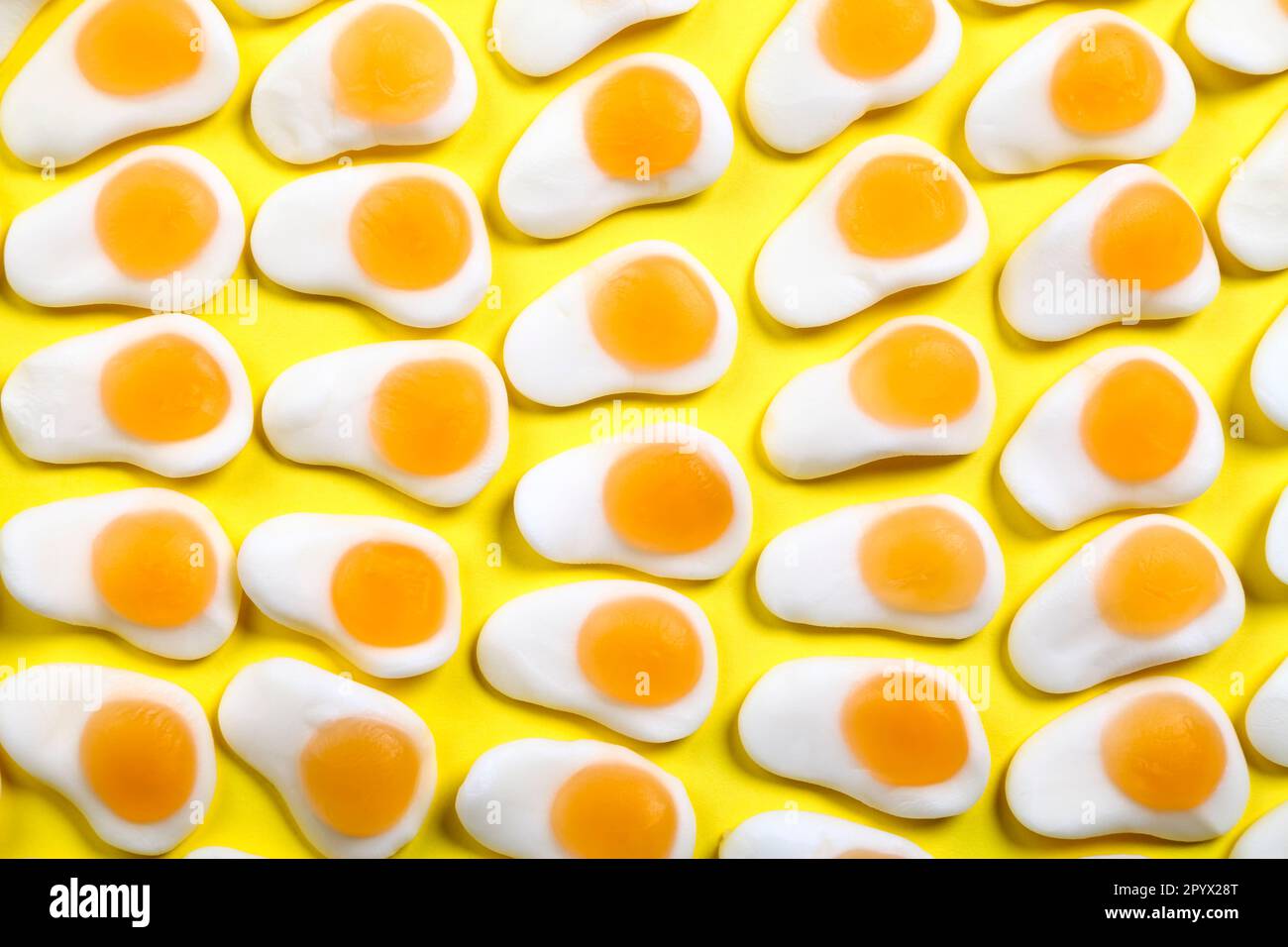 Dolci d'uovo fritti su sfondo giallo Foto Stock