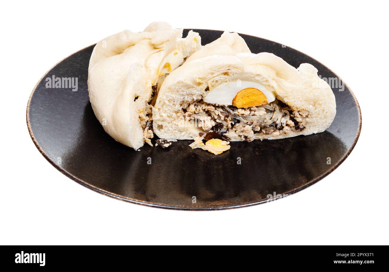 Tagliare il panino di Banh Bao al vapore con pollo, verdure, uova, funghi, funghi, funghi sul taglio del piatto su sfondo bianco Foto Stock