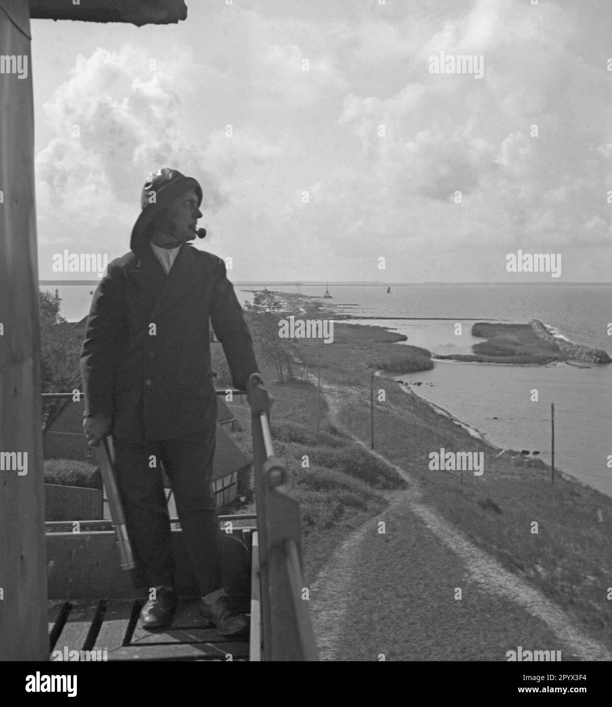 Vista dal faro dell'isola di Ruden verso sud sul Mar Baltico. Un uomo (presumibilmente Seeoberlotse Witt) tiene in mano un telescopio. Foto Stock