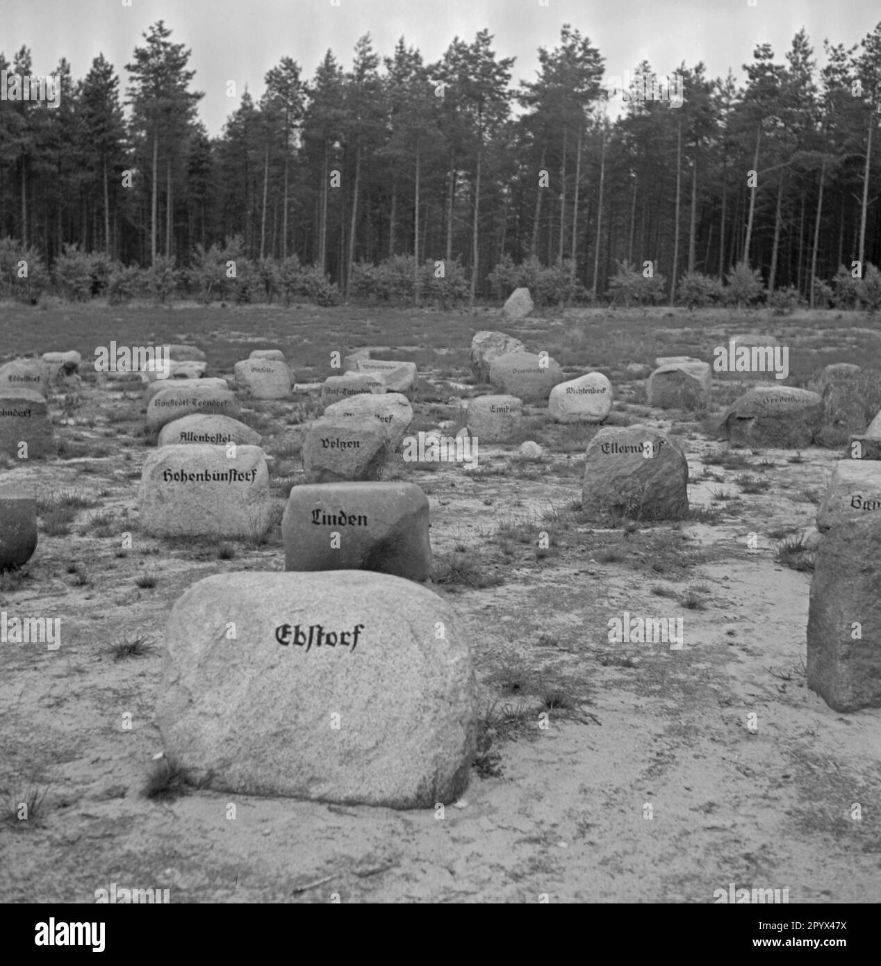 Foto dell'eratica glaciale con i nomi degli insediamenti vicini nella Landtagsplatz di Hoesseringen, vicino a Suderburg, nella brughiera di Lueneburg. Le pietre servono come sedi per il rappresentante dei rispettivi agricoltori del villaggio. La foto è stata scattata in occasione dell'inaugurazione della Landtagsplatz da parte dei Socialisti nazionali il 28 giugno 1936. Foto Stock